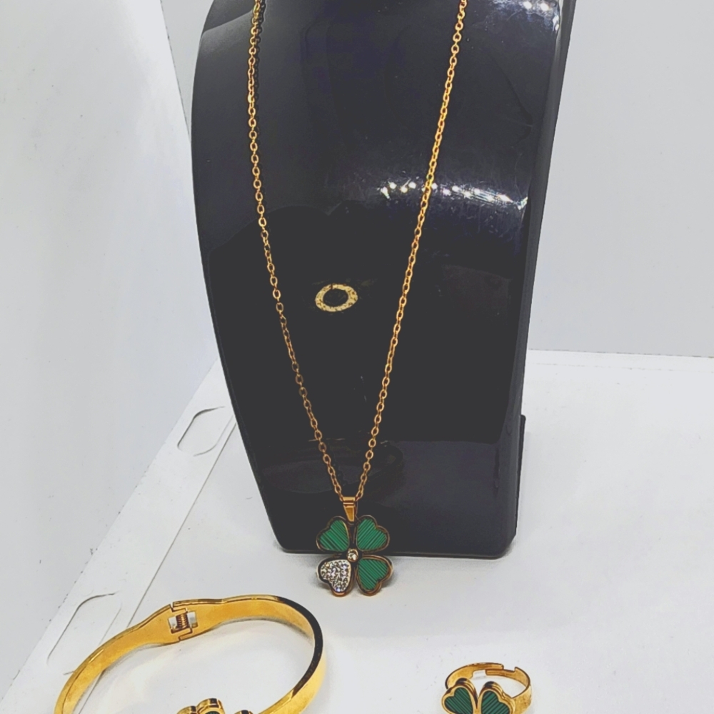 Elegant Gold and Green Clover Jewelry Set